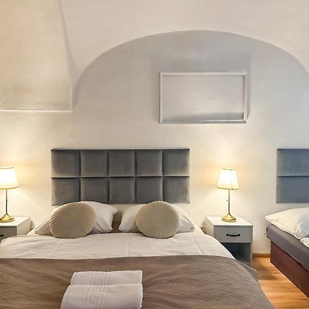 Old Town Apt. A/C And Parking Banska Bystrica Bagian luar foto