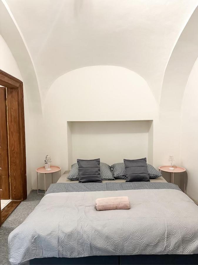 Old Town Apt. A/C And Parking Banska Bystrica Bagian luar foto