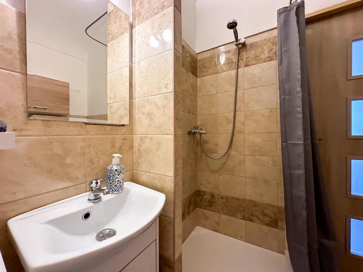 Old Town Apt. A/C And Parking Banska Bystrica Bagian luar foto