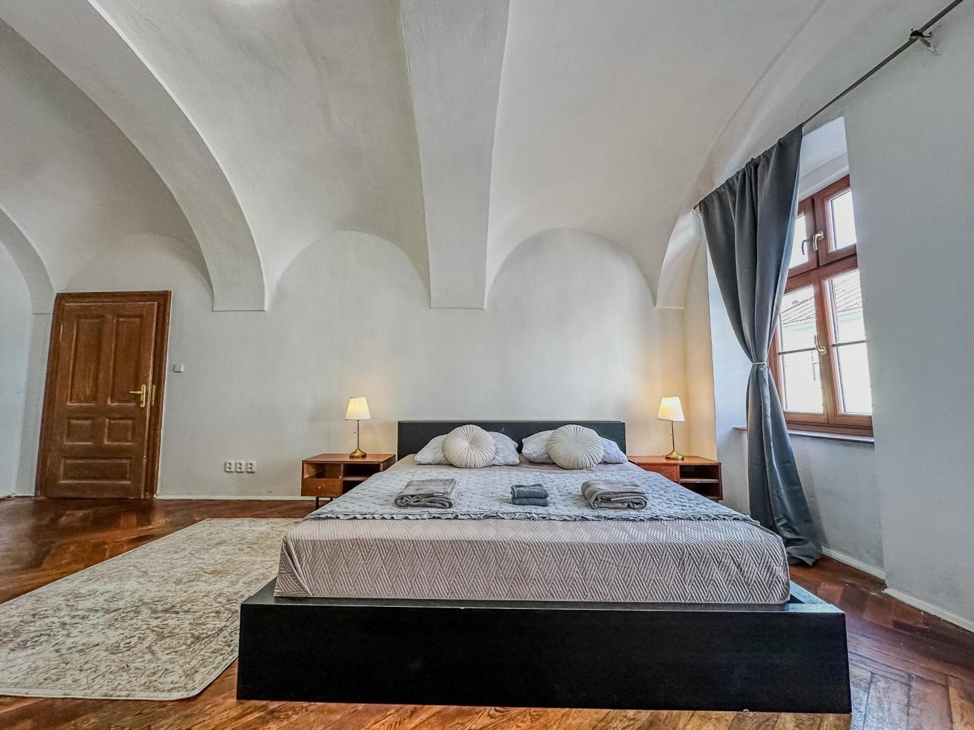 Old Town Apt. A/C And Parking Banska Bystrica Bagian luar foto