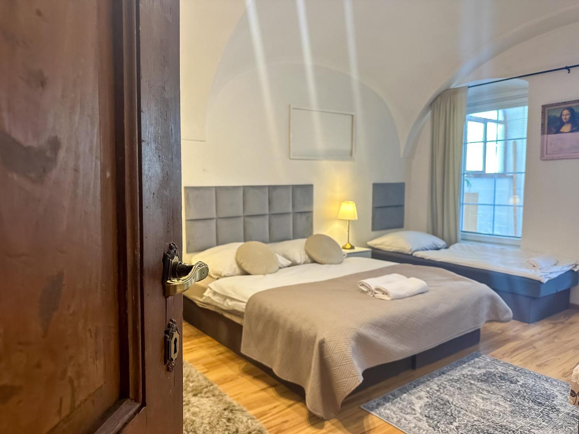 Old Town Apt. A/C And Parking Banska Bystrica Bagian luar foto